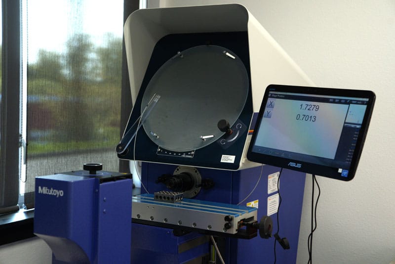 MITUTOYO-OPTICAL-COMPARATOR